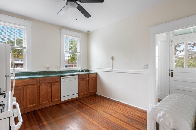 Building Photo - SPACIOUS 3 BEDROOM MUSEUM DISTRICT APARTMENT