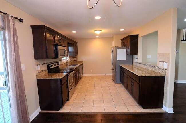 Building Photo - 4 bed 3 ba home...country view backyard