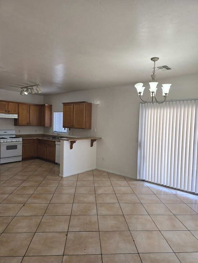 Building Photo - Large 4 bedroom home with Den - Corner lot...