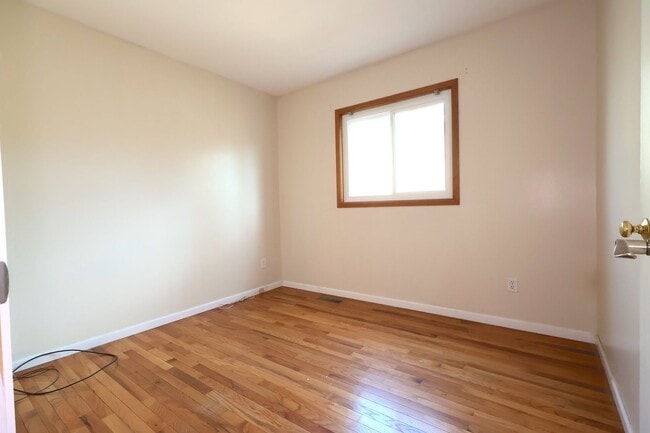 Building Photo - Charming 3-Bed, 2-Bath Home with 2 Car Garage & Covered Patio