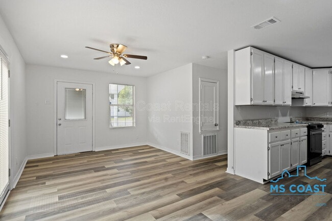 Building Photo - 340 Hiller Dr