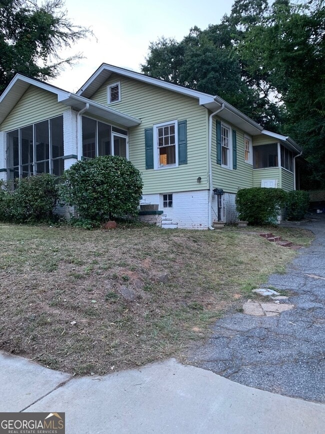 Building Photo - 175 E Cloverhurst Ave