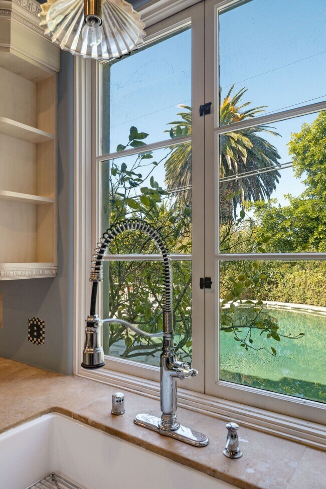 Building Photo - 1809 Palos Verdes Dr W