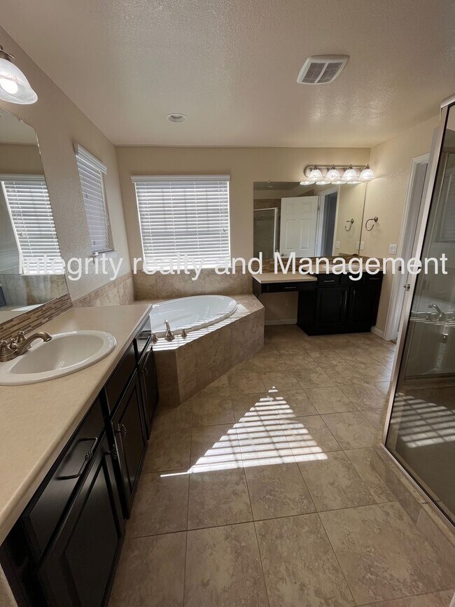 Building Photo - 4 Bed/3 Bath, 3,550 Sqft -1057 Clear Sky W...