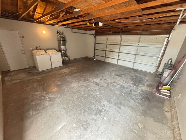 Building Photo - Beautiful 3Bed/2Bath Home located in South...