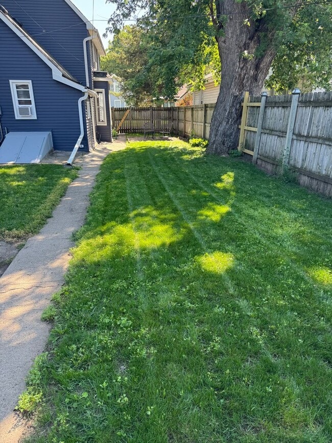 Building Photo - 3 Bedroom / 1 Bathroom Private Fenced Yard - For Rent