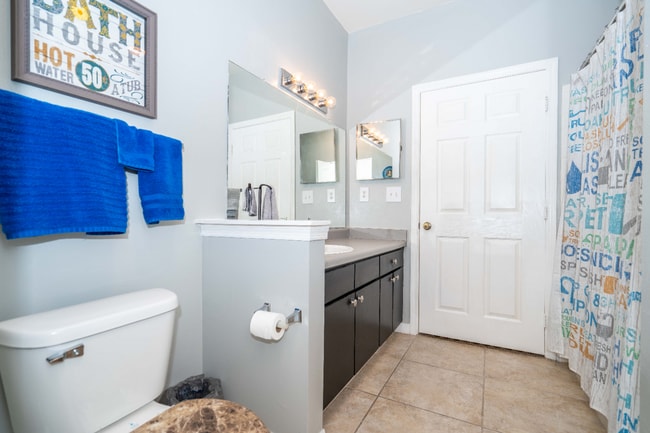 Building Photo - "Charming 2-Bed, 2-Bath Townhouse Retreat in Tampa's Serene White Lake Court!"