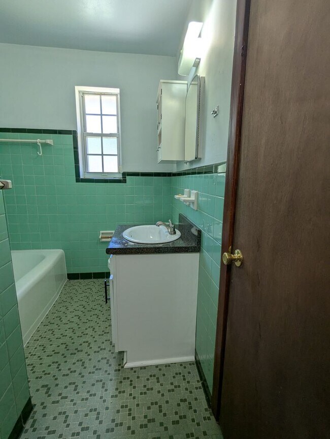 Building Photo - Adorable 3/2 with updated kitchen and full...