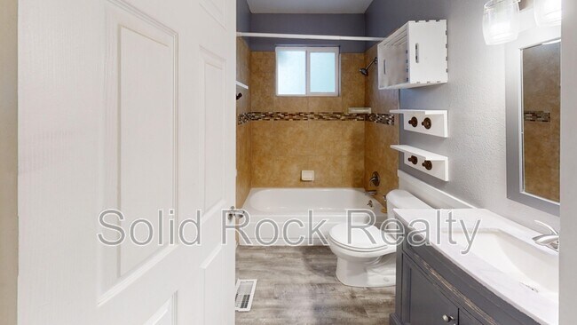 Building Photo - 4817 Ridenour Dr