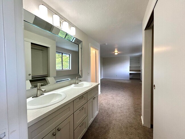 Building Photo - Large 4 Bed, 2.5 Bath House! Landscaping Included!