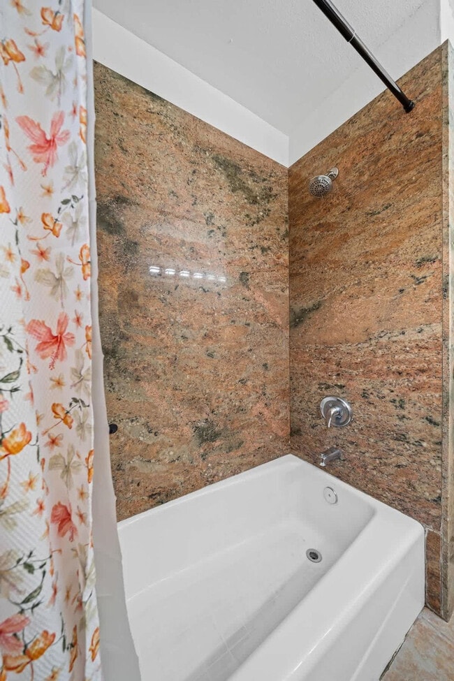 Building Photo - 606 S Sunshine Ave