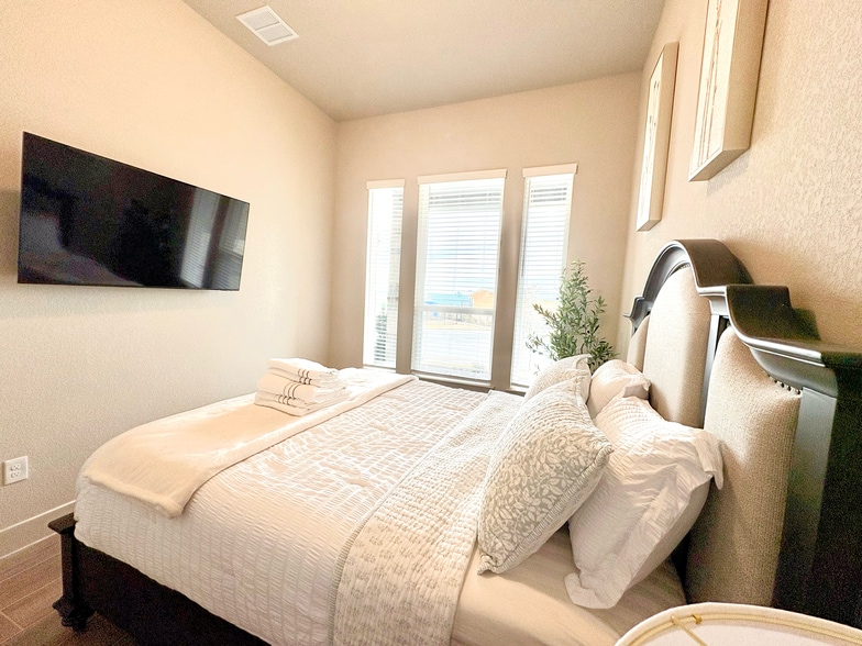 Building Photo - 275 Ginger St