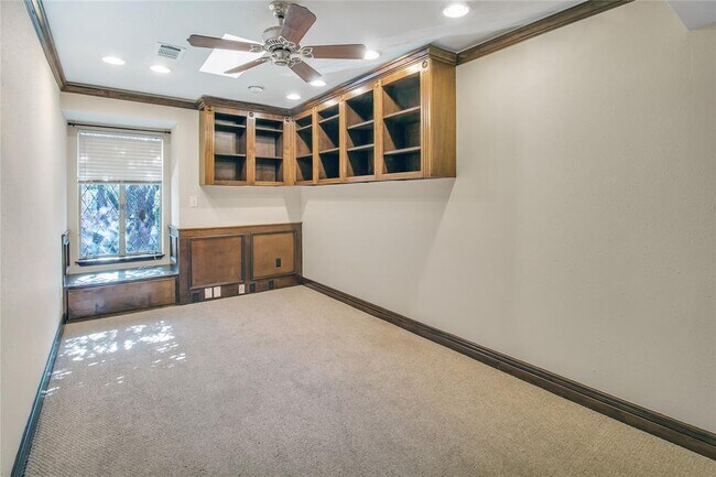 Building Photo - 452 N Post Oak Ln