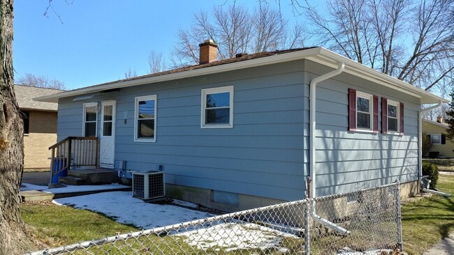 Building Photo - 3 Bedroom 1 Bath Adorable Cape Cod