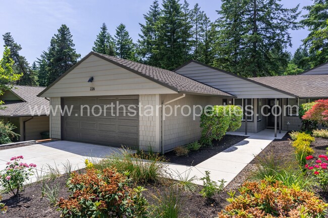 Building Photo - Beautifully fully remodeled Lake Oswego Du...