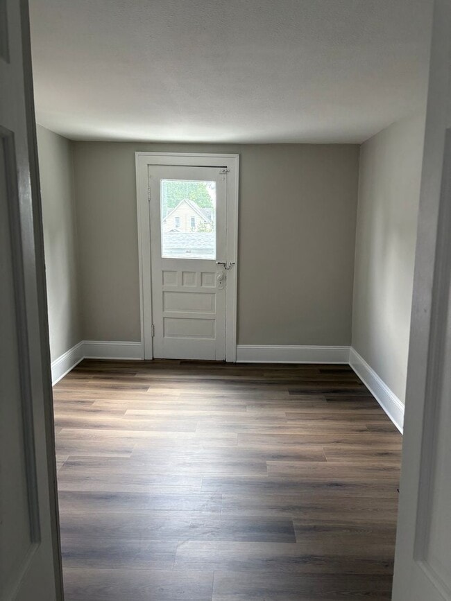 Building Photo - 3 Bedroom 1 Bath 2 Story Home