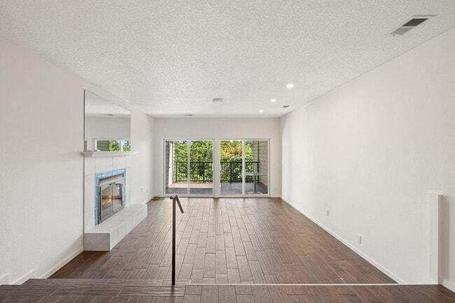 Building Photo - Updated 2BD/2BA Condo in North Portland! S...