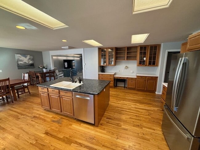Building Photo - 721 Ponderosa Dr