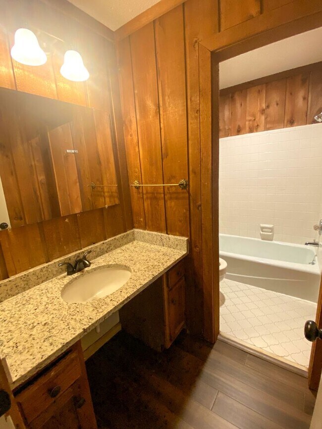 Building Photo - 3 bed / 2 bath in Memphis near Old Brownsv...