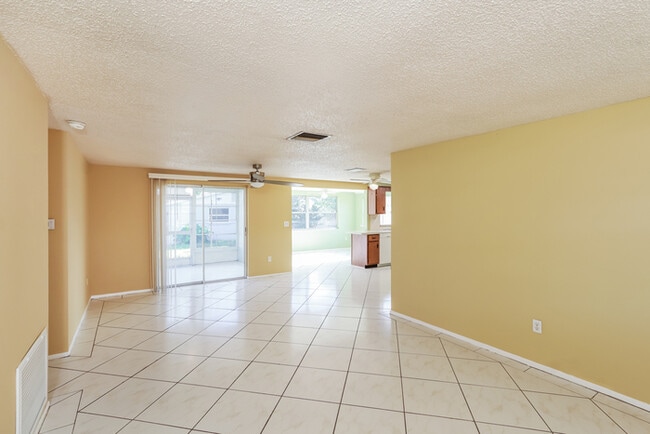 Building Photo - 3724 Redwood Dr