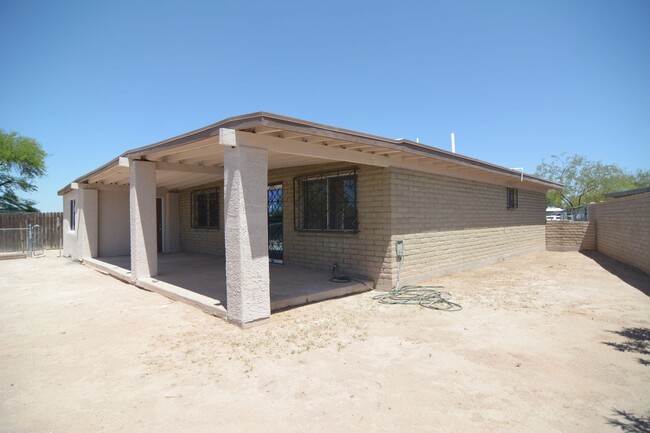 Building Photo - Spacious 4 Bedroom 2 Bath Home! Great Sout...