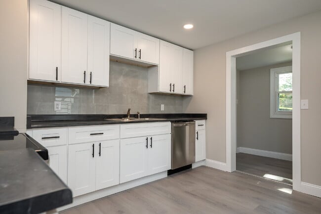 Building Photo - Renovated 2 BR, 1 BA quaint home in Spartanburg under $1200/mo rent