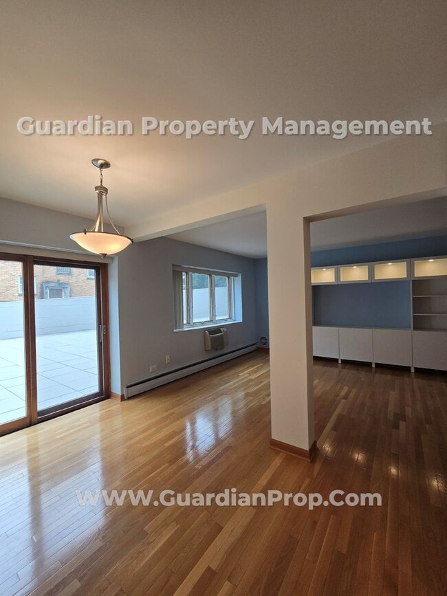 Building Photo - Dean Parkway  2bd-2ba Condo, Hardwood Floo...