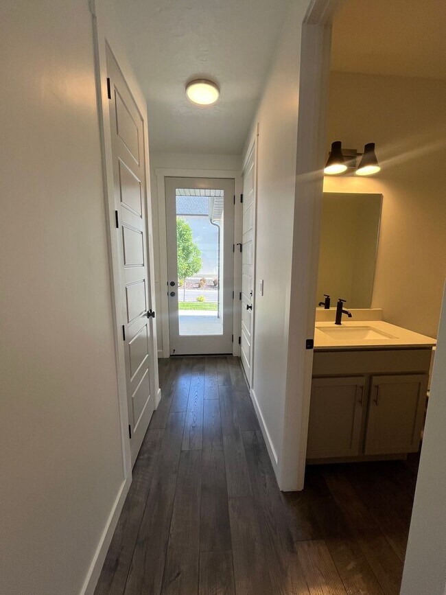 Building Photo - Spacious 3 Bed 2.5 Bath Home Available Jun...