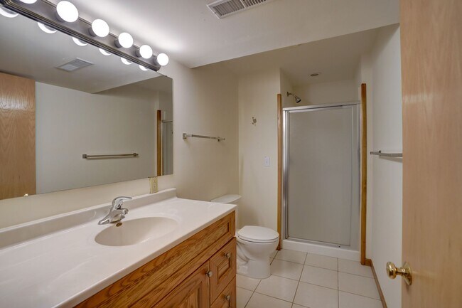 Building Photo - 6101-6103