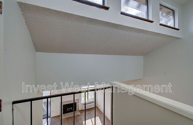 Building Photo - 8604 NE Mason Dr