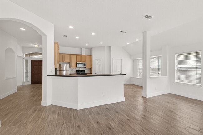 Building Photo - 3143 Oakwood Run Dr