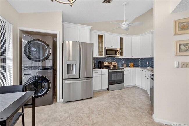 Building Photo - 6110 SE Martinique Dr