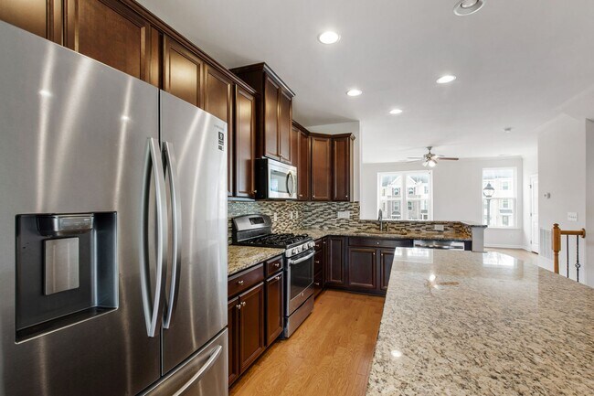 Building Photo - Beautifully Maintained 4BR/3.5BA End-Unit Townhome in Twin Lakes