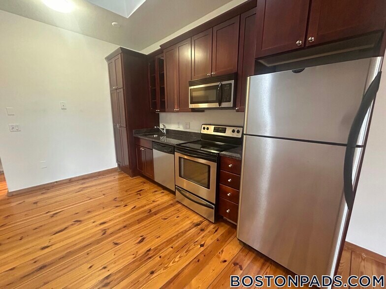 Building Photo - 600 Columbia Rd