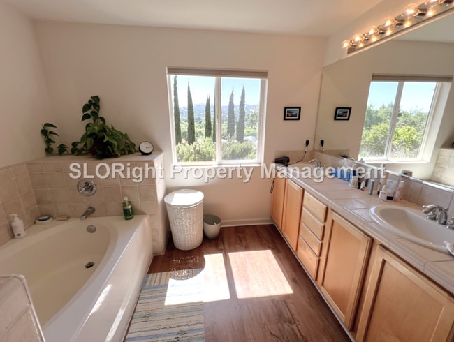Building Photo - AVAILABLE AUGUST - Gorgeous 3 Bedroom Paso Robles Home