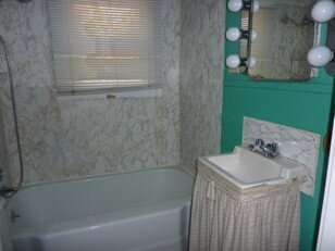 Building Photo - Charming 1 bedroom on 2nd floor of 2 famil...