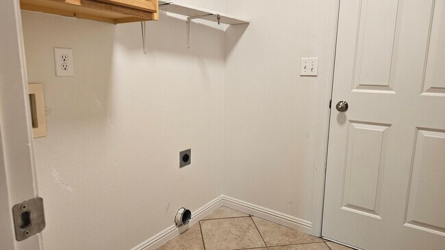 Building Photo - Rare Single-Level 3BR Home w/ Yard & 2-Car Garage