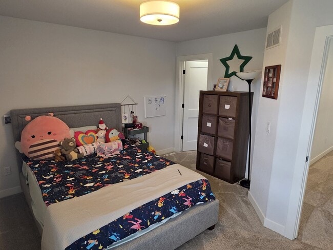 Building Photo - 5 bedroom Pewaukee home in Broken Hill