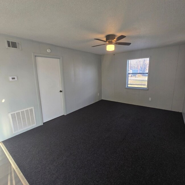 Building Photo - Modern & Spacious Upstairs 1 Bedroom Bungalow - Washer/ Dryer Included!