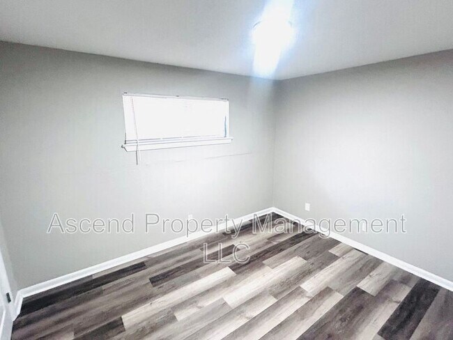 Building Photo - 3341 Pinewood Ave