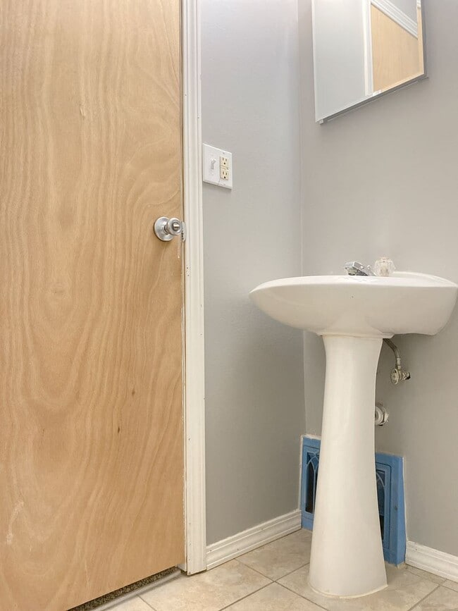 Building Photo - Updated 4 bed 2 bath house right in the heart of Benson.