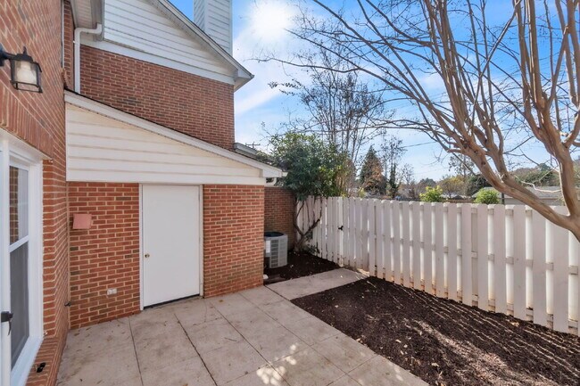 Building Photo - 2nd MONTH RENTS FREE WEHN YOU SIGN A 2 YEAR LEASE......Stylish 3BR / 2.5BA Condo in Wedgewood Townes