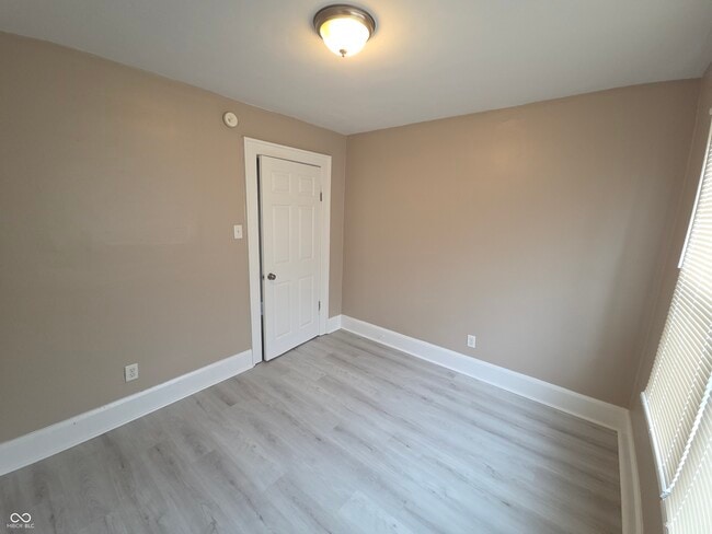 Building Photo - 1337 W Lee St