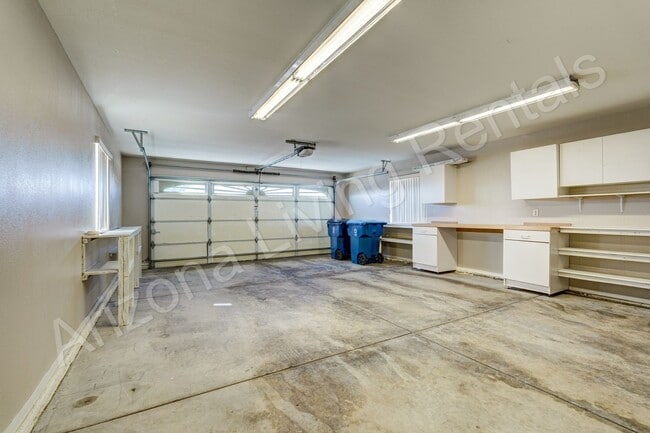 Building Photo - SOUTHSIDE HOME WITH LARGE FENCED BACKYARD