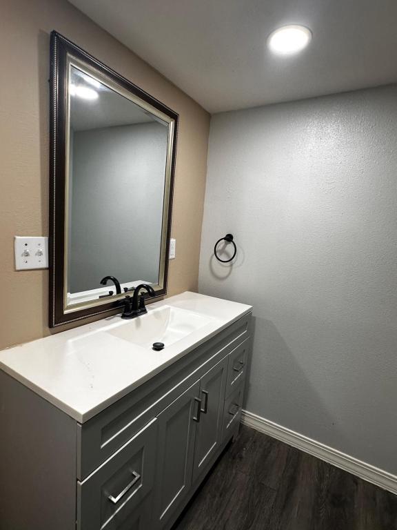 Building Photo - 300 S 1st St