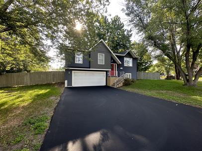 Building Photo - "Charming Anoka Retreat: 3-Bedroom Home with Finished Basement & Large Yard with Fence!"