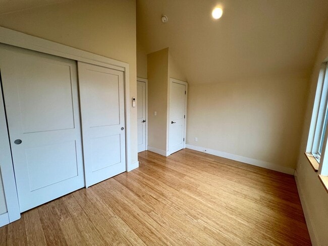 Building Photo - Spacious Two-Story 1 Bedroom, 1 Bathroom U...