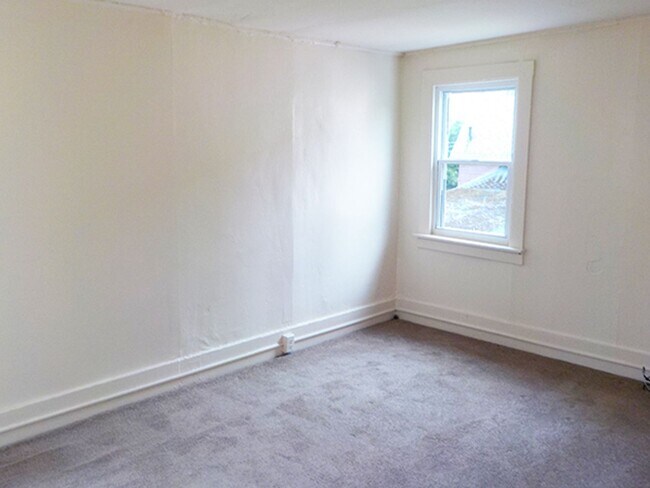 Building Photo - AVAILABLE 07/01/2026 - Beautiful 3 Bedroom...