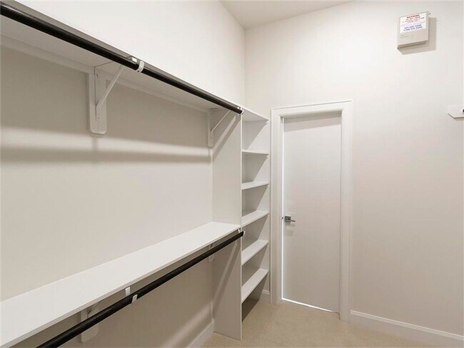 Building Photo - EaDo’s Most Exciting Place to Call Home!