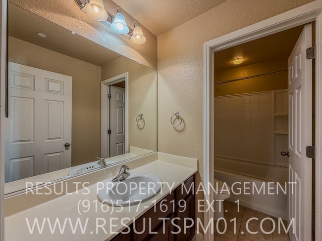 Building Photo - Elegance and spacious Mini Mansion